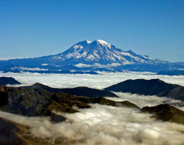 Mount rainier and mount st helens